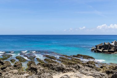 Deniz ve mavi gökyüzü