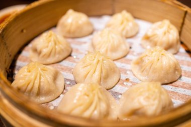 Restoranda Çin usulü çorba ekmeği.