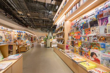 Tayvan - 04 Mayıs 2023: Taoyuan şehrindeki Tsutaya kitap dükkanının içi