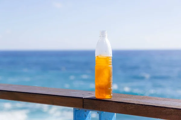 青い海の背景に氷の飲み物 — ストック写真