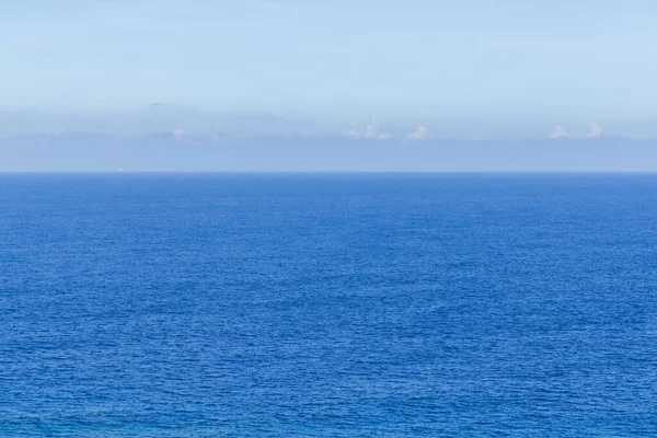 Θάλασσα Και Γαλάζιος Ουρανός — Φωτογραφία Αρχείου