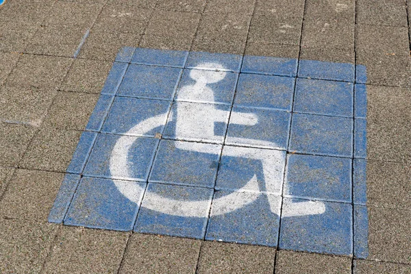 Вывеска Инвалидов Парковке — стоковое фото