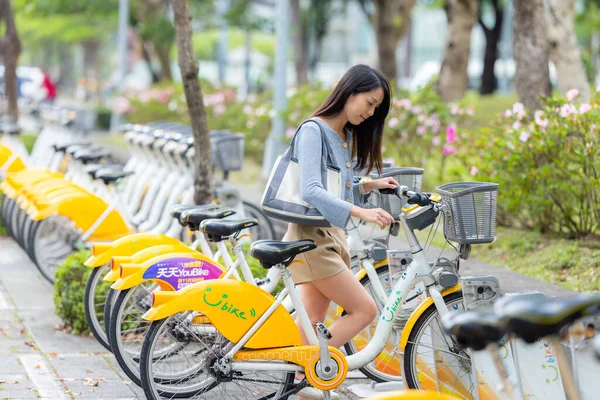 Taiwan April 2023 Frau Benutzt Sharing Fahrrad Der Stadt — Stockfoto