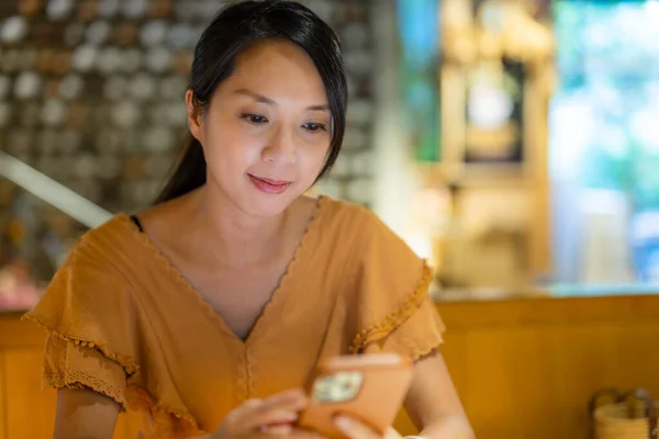 Mulher Olhar Para Telefone Inteligente Dentro Restaurante — Fotografia de Stock