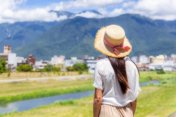 Travel Woman Countryside View — Stock Photo, Image
