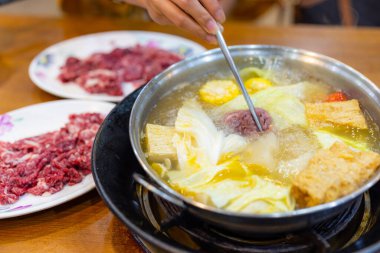 Tayvan 'da taze çiğ sığır eti.