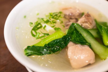 Et ve sebzeli tavuk çorbası.