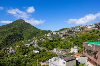 İnsansız hava aracı Tayvan Jiufen köyünün üzerinde uçuyor.