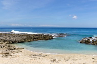 Deniz ve mavi gökyüzü