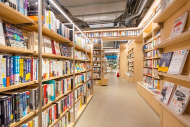Tayvan - 04 Mayıs 2023: Taoyuan şehrindeki Tsutaya kitap dükkanının içi