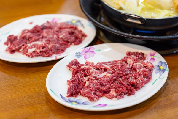 台湾の新鮮な生牛鍋のスライス — ストック写真