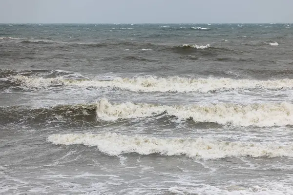 海岸線で大きな波が — ストック写真