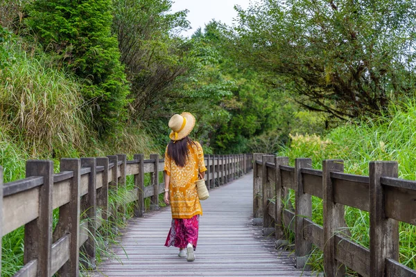 Γυναίκα Περπατήσει Κατά Μήκος Του Ξύλινου Μονοπατιού Στο Δάσος — Φωτογραφία Αρχείου