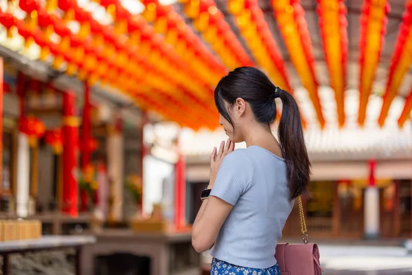 Mulher Orar Por Seus Desejos Templo Chinês — Fotografia de Stock