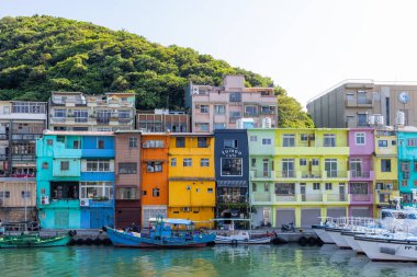 Keelung, Tayvan - 19 Ağustos 2022: Tayvan 'ın Keelung kentindeki Renkli Zhengbin Balıkçılık Limanı