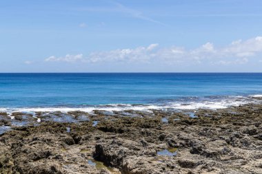 Deniz ve mavi gökyüzü