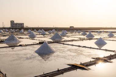 Jingzaijiao Tile gün batımında Tayvan 'ın Tainan şehrinde tuz tarlalarını asfaltladı.