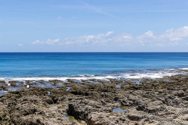 Deniz ve mavi gökyüzü