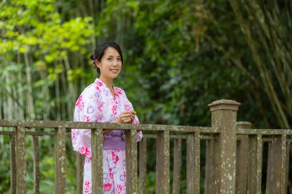 Kvinna Bära Kimono Över Den Gröna Bakgrunden — Stockfoto