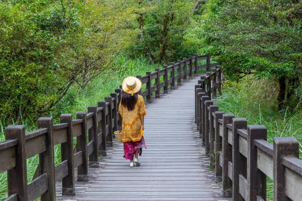 Γυναίκα Περπατάει Στο Μονοπάτι Στην Εξοχή — Φωτογραφία Αρχείου