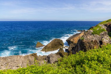 Güneşli bir günde güzel deniz ve kıyı şeridi