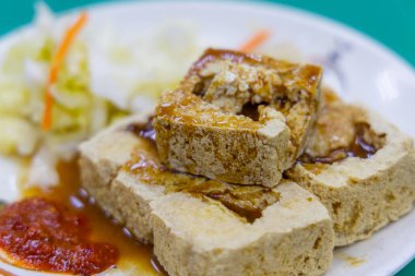 Tayvan restoranında çıtır çıtır kokulu tofu.