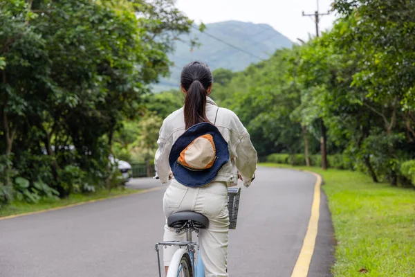 Жінка Їде Велосипеді Сільській Місцевості — стокове фото