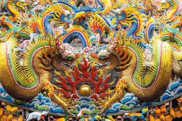 Çatıda Bir Çift Ejderha Olan Çin Tapınağı — Stok fotoğraf