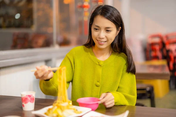 Женщина Наслаждайтесь Едой Тайваньском Магазине Продуктов Питания — стоковое фото