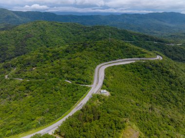 Tayvanlı Hualien 'ın kırsalındaki dağdan geçen trafik yolu.