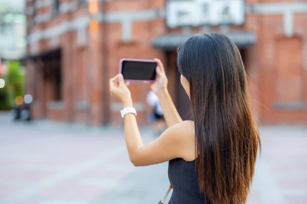 Kvinna Använder Mobiltelefon För Att Fotografera Staden — Stockfoto