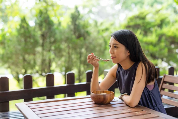 Wanita Menikmati Makanan Penutupnya Luar Ruangan Kafe — Stok Foto