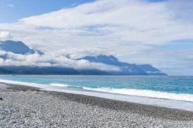 Tayvanlı Hualien 'daki güzel deniz plajı ve dağ