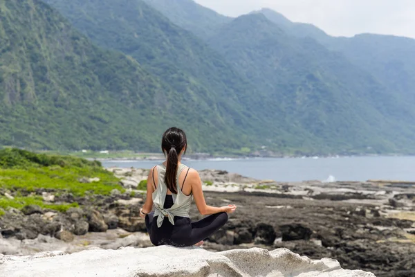 Cvičení Ranní Meditace Přírodě Pláži — Stock fotografie