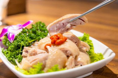 Restoranda buğulanmış soğuk tavuk yemeği.