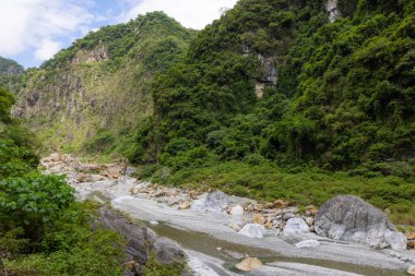 Hualien Taroko Boğazı 'ndaki Liwu Nehri sakin ve sakin.