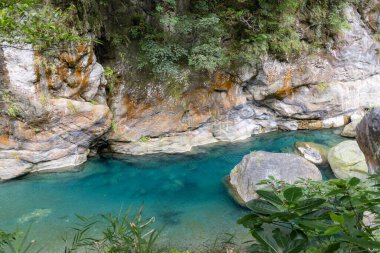 Tayvan 'ın Taroko Milli Parkı' ndaki Shakahtang Patikası 'nda temiz akarsu ve doğal kanyon manzarası