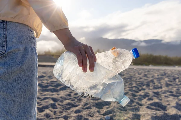 Temiz Plaj Konsepti Gönüllüsü Plajdaki Çöpleri Topla — Stok fotoğraf