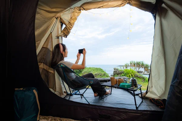 Donna Utilizzare Cellulare Scattare Foto Con Tenda Campeggio — Foto Stock