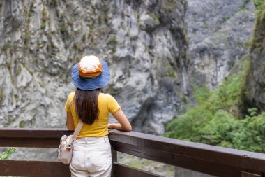 Tayvan 'ın Hualien bölgesindeki Taroko Ulusal Parkı' nda yürüyüş yapan bir kadın.