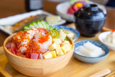 Taze çiğ sashimi pirinç kasesi.