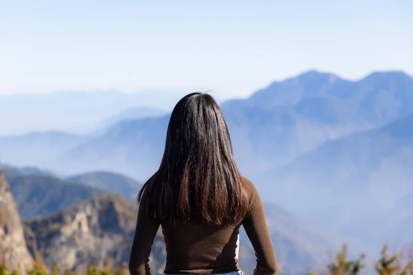 Μια Γυναίκα Στέκεται Στην Κορυφή Του Βουνού — Φωτογραφία Αρχείου