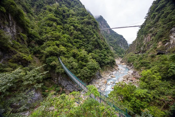 Γέφυρα Ανάρτησης Διασχίζουν Τον Ποταμό Liwu Στο Hualien Taroko Φαράγγι — Φωτογραφία Αρχείου