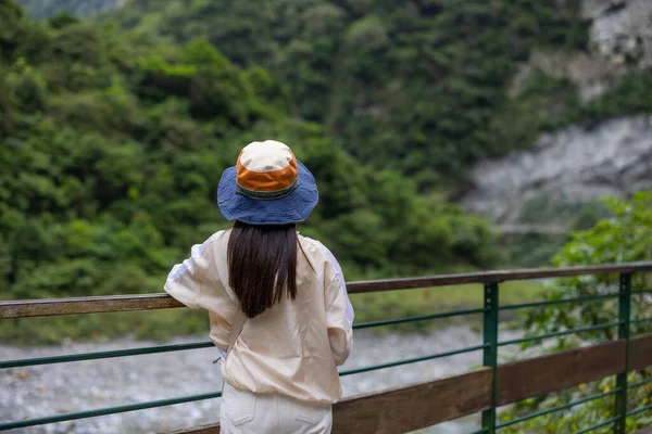 Gezgin Kadın Tayvan Daki Tayvan Taroko Milli Parkı Yürüyüşe Gitti — Stok fotoğraf