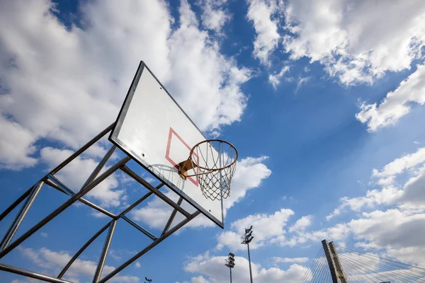 Mavi Gökyüzü Olan Basketbol Kafesi — Stok fotoğraf