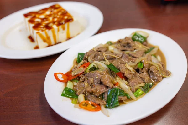台湾料理はネギで牛肉を炒め — ストック写真