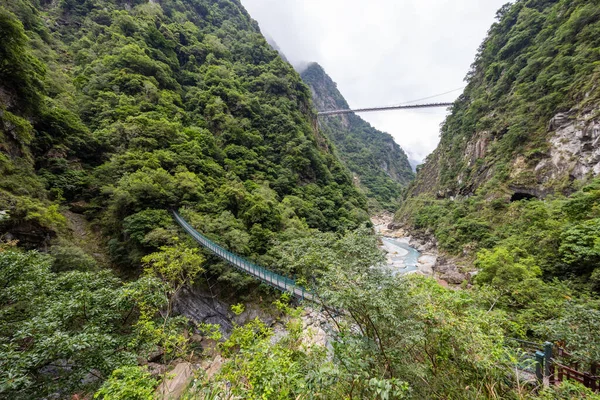 台湾花蓮県の太魯閣峡谷にかかる太魯閣国立公園橋 — ストック写真