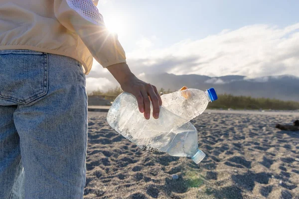 Temiz Plaj Konsepti Gönüllüsü Plajdaki Çöpleri Topla — Stok fotoğraf