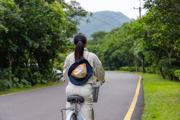 Жінка Їде Велосипеді Сільській Місцевості — стокове фото