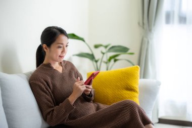 Evde kadın cep telefonu kullanımı